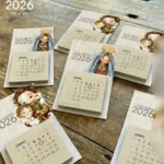 Arquivo Calendário Mini Imã de Geladeira Santinhos 2026