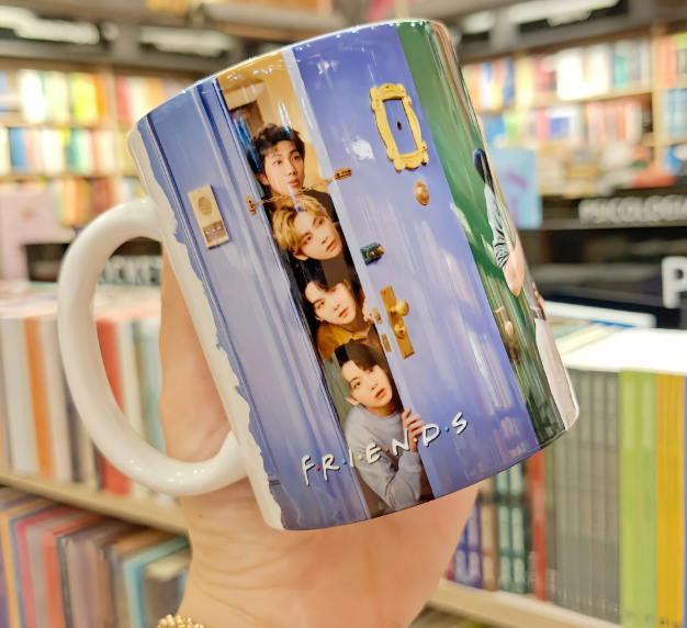27-BTS versão FRIENDS Arquivo Caneca BTS Versão Friends - Imagem 1